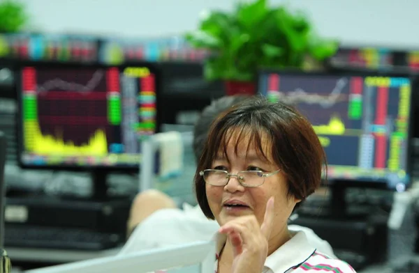 Китайский Инвестор Улыбается Глядя Цены Акций Биржевом Брокерском Доме Городе — стоковое фото