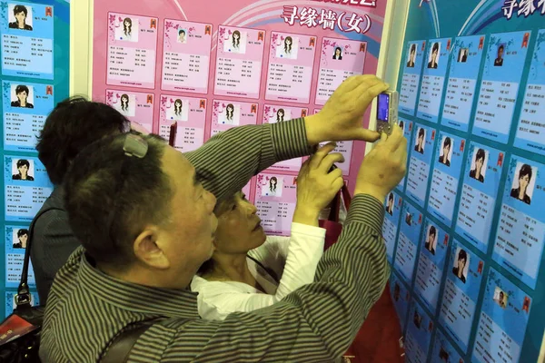 Chinese Parents Take Photos Posts Showing Personal Information Unmarried Male — Stock Photo, Image