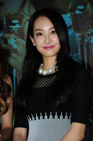 Китайская Певица Актриса Виктория Сун Цянь Южнокорейской Женской Группы Позирует — стоковое фото