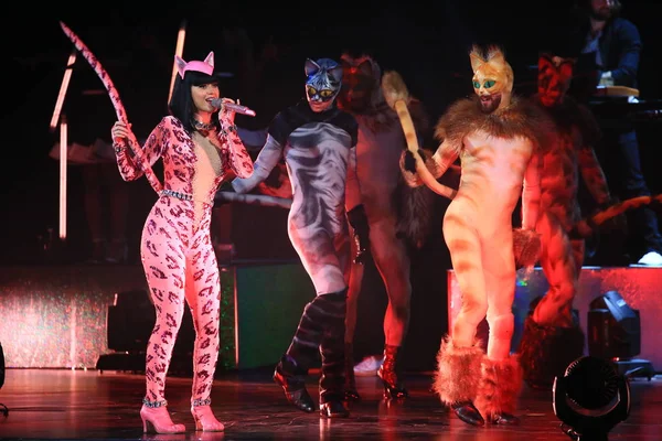 Cantante Estadounidense Katy Perry Izquierda Actúa Concierto Shanghai Prismatic World — Foto de Stock