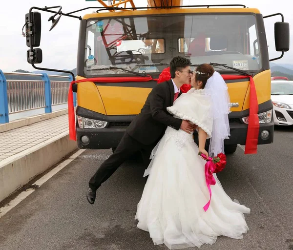 Sposo Cinese Xie Jiangjian Sinistra Bacia Sua Sposa Davanti Camion — Foto Stock