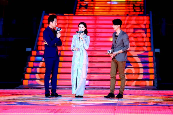 Chinese Actress Fan Bingbing Center Speaks Bruneian Actor Chun Right — Stock Photo, Image