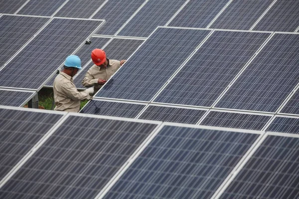Китайские Рабочие Устанавливают Солнечные Батареи Фотоэлектрической Фотоэлектрической Электростанции Округе Ганью — стоковое фото