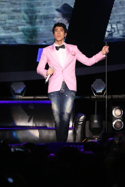 台湾ベース アメリカ歌手ワン リーホンが 2015 台湾で彼の新しい曲のプロモーション イベント中にポーズします — ストック写真