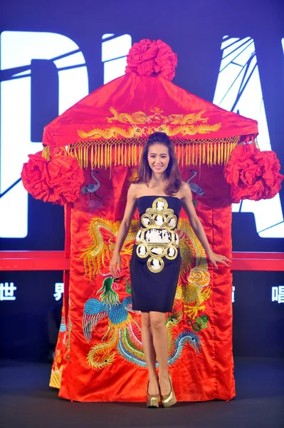 台湾の歌手蔡依林ツァイは 2015 日北京 世界ツアーの 彼女の北京コンサートの記者会見の間に伝統的な中国のセダンの前でポーズします — ストック写真
