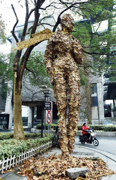 Une Œuvre Art Géante Forme Homme Faite Feuilles Tombées Est — Photo