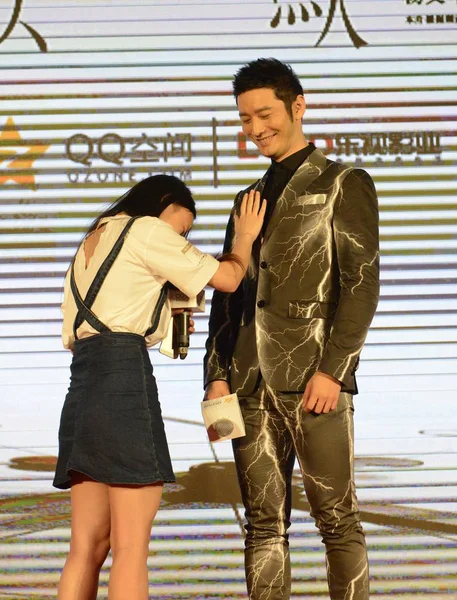 Actor Chino Huang Xiaoming Tocado Por Fan Durante Una Conferencia — Foto de Stock