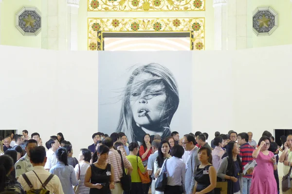 Los Visitantes Pasan Frente Una Fotografía Exhibición Durante Una Vista — Foto de Stock