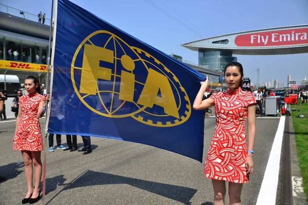 Anfitriãs Exibem Uma Bandeira Fia Durante Grande Prêmio China Fórmula — Fotografia de Stock