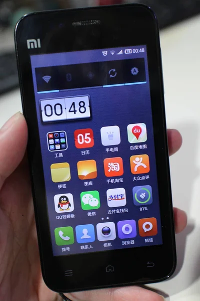 Bir Cep Telefonu Kullanıcısı Xiaomi Akıllı Telefonunu Şangay Çin Sergiliyor — Stok fotoğraf