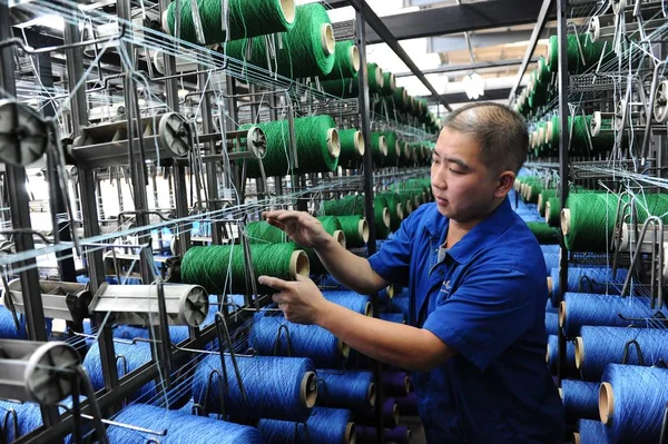 Trabajador Chino Encarga Producción Hilados Una Fábrica Alfombras Ciudad Rizhao —  Fotos de Stock