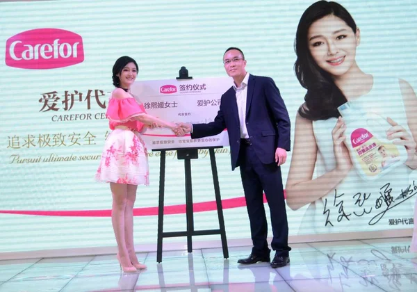 Die Taiwanesische Sängerin Und Schauspielerin Barbie Hsu Links Schüttelt Einem — Stockfoto