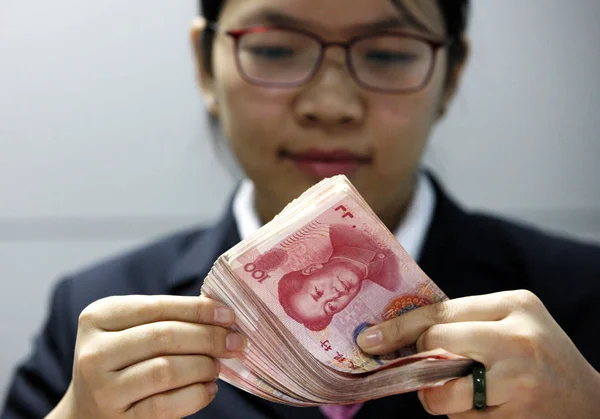 Empleado Chino Cuenta Los Billetes Yuan Rmb Renminbi Banco Condado —  Fotos de Stock