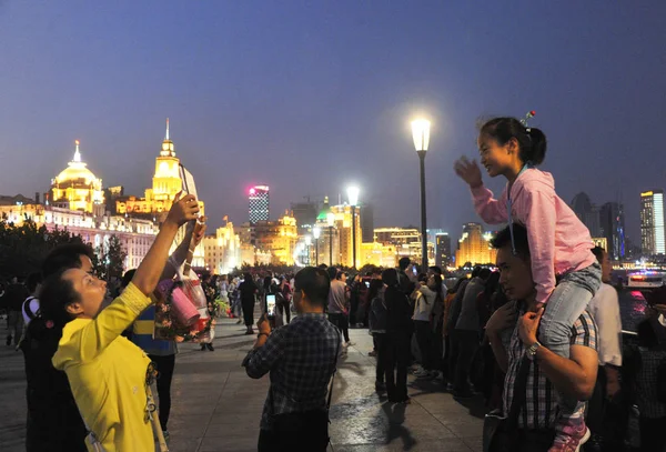 Turisti Scattano Foto Mentre Camminano Lungo Lungomare Sul Bund Durante — Foto Stock