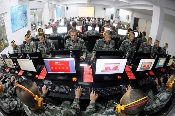 Chińscy Żołnierze Przeglądając Wiadomości Online Komputerach Stacjonarnych Garnizonie Pla Ludowej — Zdjęcie stockowe