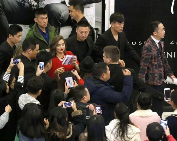 澳大利亚模特米兰达 将于2015年12月7日抵达中国上海港汇恒隆广场购物中心 为即将到来的圣诞节举行施华洛世奇的灯火仪式 — 图库照片