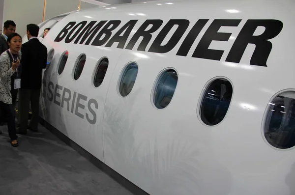 File Visitantes Olhar Para Avião Modelo Bombardier Durante Exposição Pequim — Fotografia de Stock