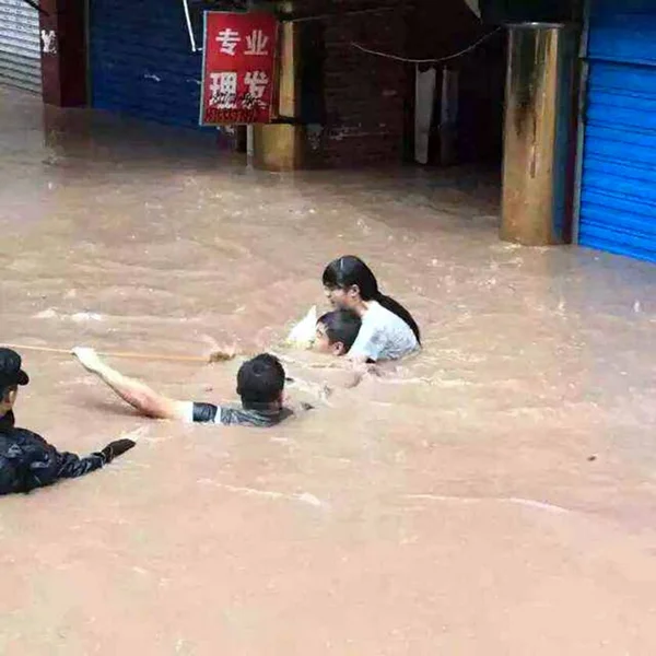Čínští Obyvatelé Statečný Povodňové Vody Způsobené Silnými Dešti Nanjiang County — Stock fotografie