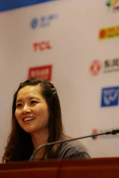 Отставной Китайский Теннисист Улыбается Пресс Конференции Время Wta Wuhan Open — стоковое фото