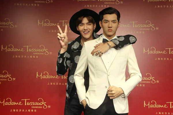 Actor Chino Kris Yifan Izquierda Posa Con Figura Cera Mismo —  Fotos de Stock