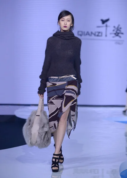 Bir Modeli Yeni Bir Yaratım Qianzi Moda Şov Talyan Tasarımcı — Stok fotoğraf