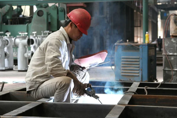 Trabajador Chino Procesa Productos Siderúrgicos Una Fábrica Ciudad Nantong Provincia —  Fotos de Stock