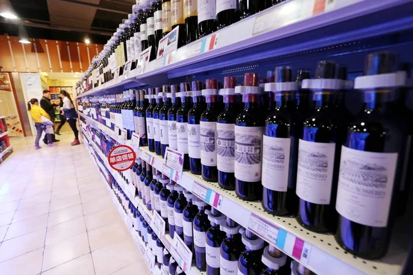 Flessen Rode Wijn Geïmporteerd Uit Frankrijk Zijn Koop Bij Een — Stockfoto