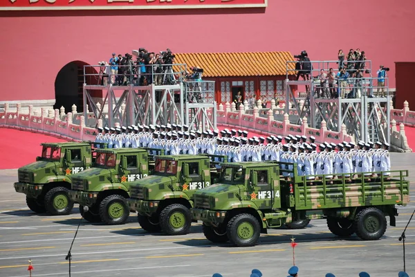 Wojskowych Ciężarówek Przewożących Kobiet Żołnierzy Medycznych Chiński Pla Ludowej Armii — Zdjęcie stockowe