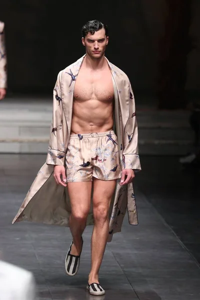 Bir Modeli Yeni Bir Yaratım Dolce Gabbana Defilede Milan Erkekler — Stok fotoğraf