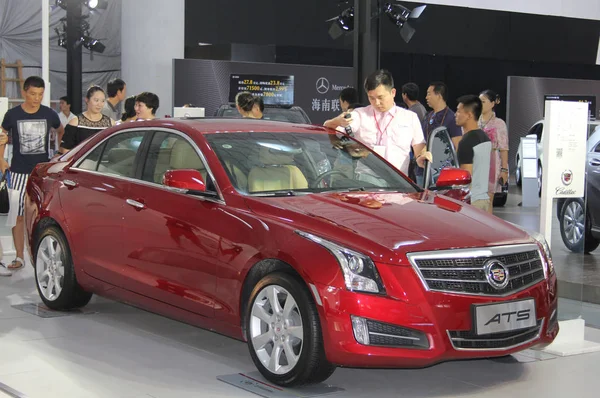 Visitantes Olham Para Cadillac Ats Xangai Uma Joint Venture Entre — Fotografia de Stock