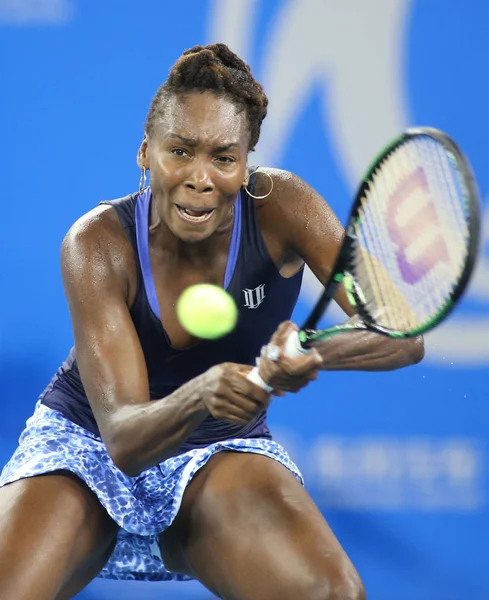 Venus Williams Stanów Zjednoczonych Zwraca Strzał Carla Suarez Navarro Hiszpanii — Zdjęcie stockowe