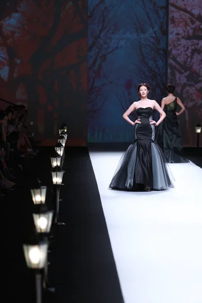 Modell Visar Skapelse Modevisning Kinesiska Bröllop Klänning Varumärke Galatea Den — Stockfoto