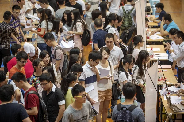Chinesische Absolventen Suchen Während Einer Jobmesse Der Technischen Universität Zhejiang — Stockfoto
