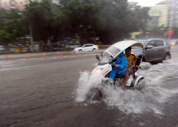 Ποδηλάτες Οδηγούν Πλημμυρισμένο Δρόμο Βαριά Βροχή Που Προκαλείται Από Τον — Φωτογραφία Αρχείου