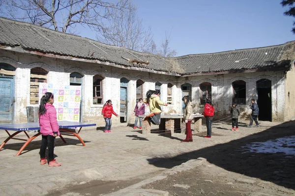 2012년 12월 허난성 지대의 초등학교에서 학생들이 놀이터에서 — 스톡 사진