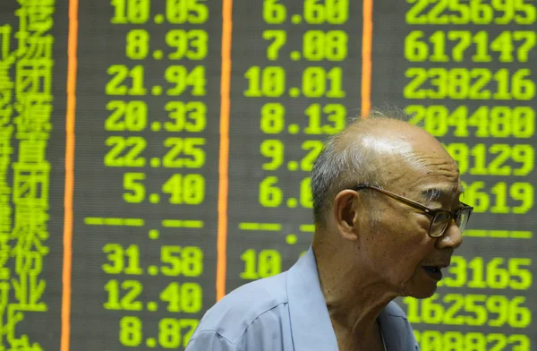 투자자 항저우 동쪽으로 중국의 2015에서에서 하락에 가격을 보여주는 디스플레이 — 스톡 사진