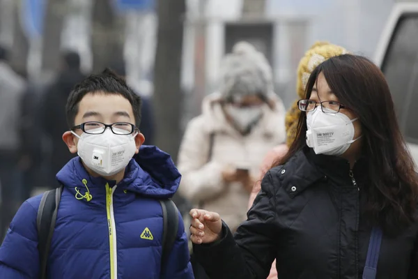 Voetgangers Dragen Gezichtsmaskers Lopen Een Straat Heavy Smog Peking China — Stockfoto
