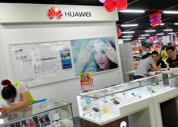 Huawei Smartphones Sale Huawei Store Yichang City Central China Hubei — Stock Photo, Image