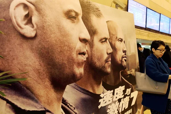 Cinéaste Chinois Tient Devant Une Affiche Film Furious Dans Cinéma — Photo