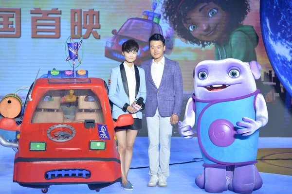 中国歌手李宇春 演员童大伟出席 0日在中国北京举行的动画电影 新闻发布会 — 图库照片
