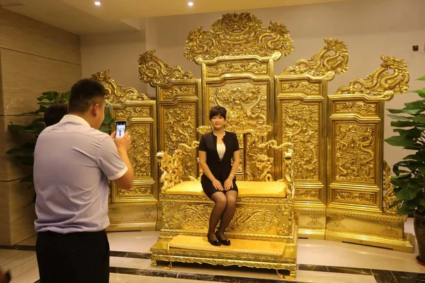 Kinesisk Anställd Poserar För Bilder Genom Att Sitta Guld Replika — Stockfoto