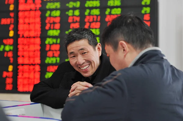 Китайський Інвестора Посміхається Вона Виглядає Цін Акцій Червоний Зростання Цін — стокове фото