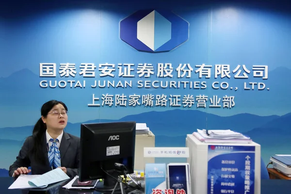 Empleado Chino Visto Una Sucursal Guotai Junan Securities Shanghai China — Foto de Stock