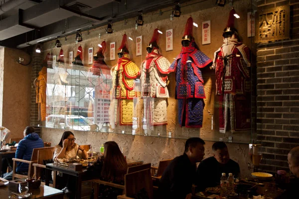 Pelanggan Makan Sebelah Mantel Lapis Baja Dari Dinasti Qing Delapan — Stok Foto