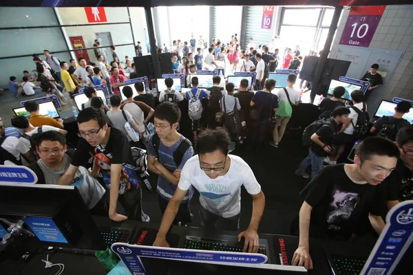 Jóvenes Chinos Juegan Juegos Línea Durante 13ª China Digital Entertainment —  Fotos de Stock