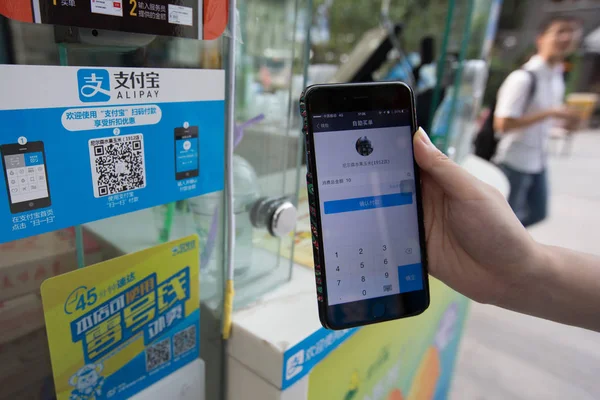 Customer Pays Alipay Mobile Payment Services Alibaba Group His Smartphone — Stock Photo, Image