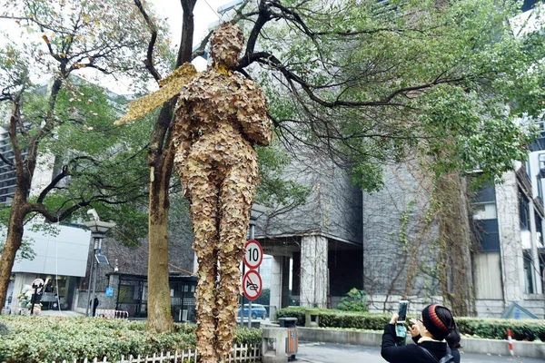 Une Œuvre Art Géante Forme Homme Faite Feuilles Tombées Est — Photo