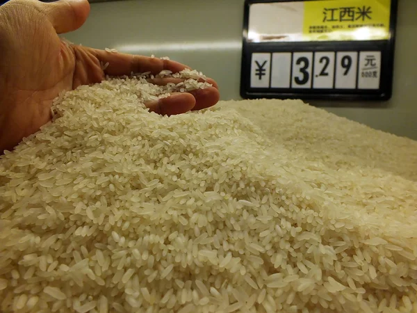Китайский Покупатель Покупает Рис Супермаркете Городе Ичан Провинция Хубэй Китай — стоковое фото