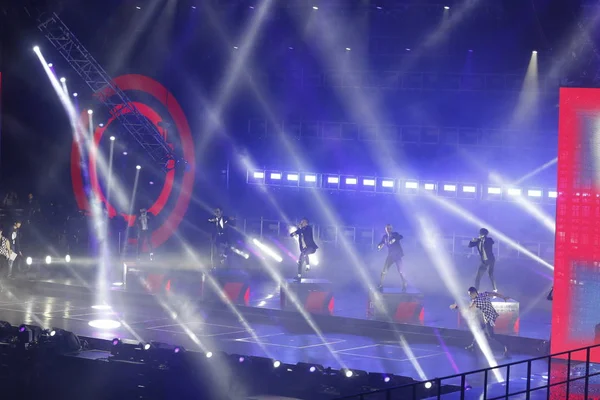 Członkowie Grupy Południowokoreańskiego Bigbang Lub Big Bang Wykonywać Ich Koncercie — Zdjęcie stockowe