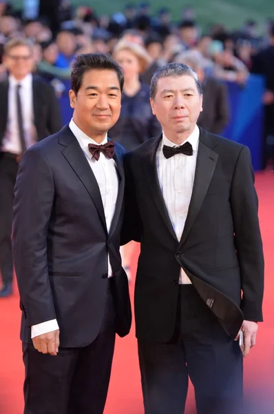 北京で第 回北京国際映画祭のレッド カーペットに中国俳優張 Guoli 左とフォン シャオガン監督ポーズ 2015 — ストック写真